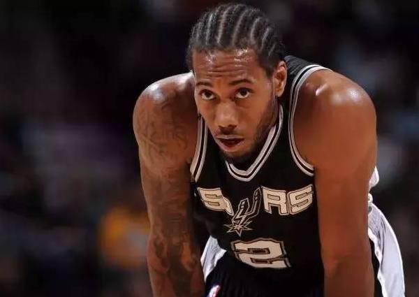 拿来吧你！柏林赫塔球员一把抢过对手教练给球员的战术小纸条